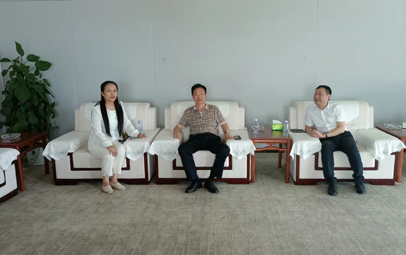 岳氏集團董事長岳平安、北京中郵鴻運董事副總黃貴斌拜訪中展航空