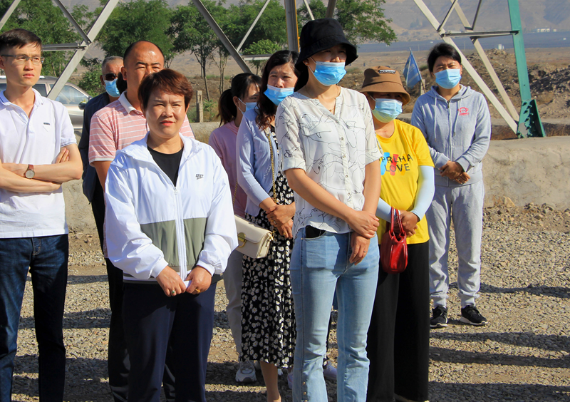 紅果子鎮(zhèn)黨委書(shū)記陳筠平、鎮(zhèn)人大主席韓玉蘭蒞臨興康恒潤(rùn)種植基地觀摩了解情況