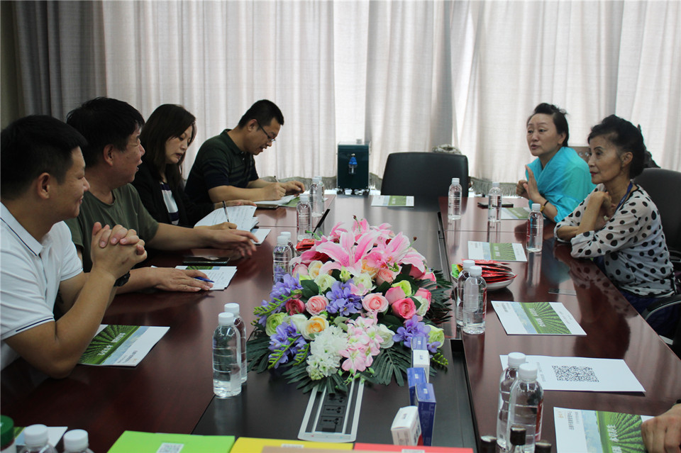 全國(guó)銀齡藝術(shù)專(zhuān)業(yè)委員會(huì)會(huì)長(zhǎng)文風(fēng)到岳氏集團(tuán)參觀調(diào)研