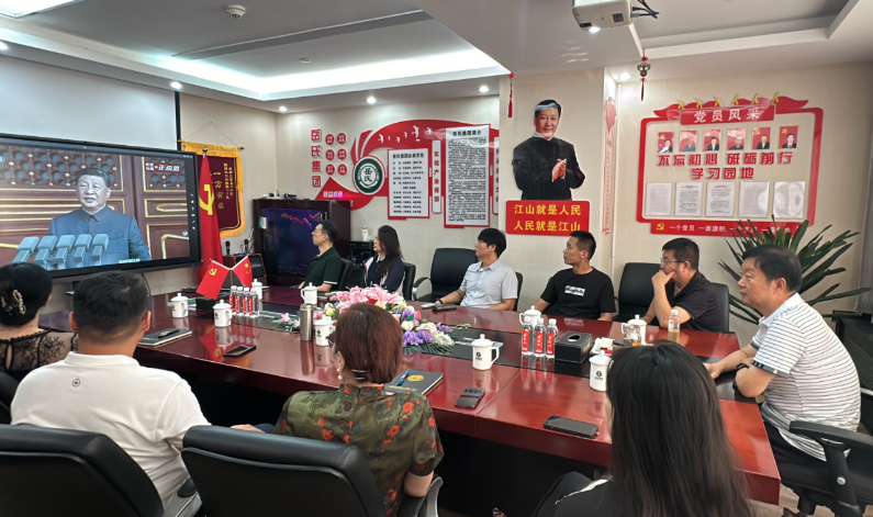 岳氏集團(tuán)組織觀看抗戰(zhàn)勝利閱兵，愛(ài)國(guó)情懷激蕩人心